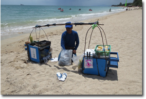 vendedor ambulante en la playa de lamai en Ko Samui